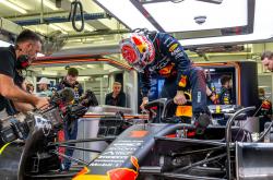 雷速体育官网首页-法拉利鏖战红牛二队，塞恩斯刷新纪录